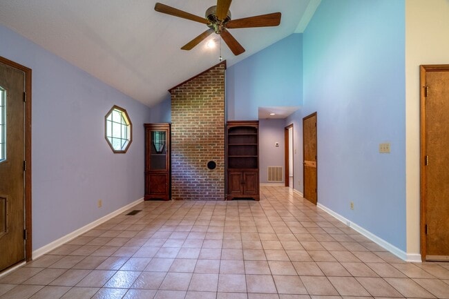 Building Photo - Meticulously maintained property with a st...