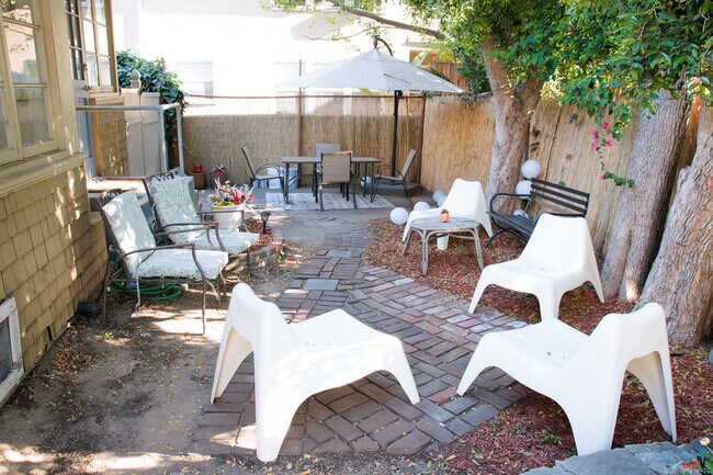 Back yard with gas grill for entertaining - 2005 N Beachwood Dr