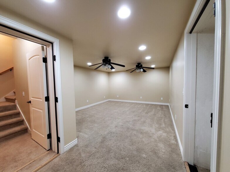 Building Photo - 8475 S 300 E