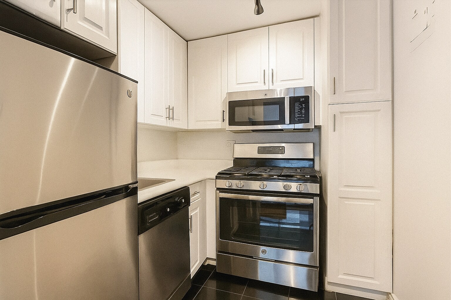 Building Photo - 322 1/2 E 50th St
