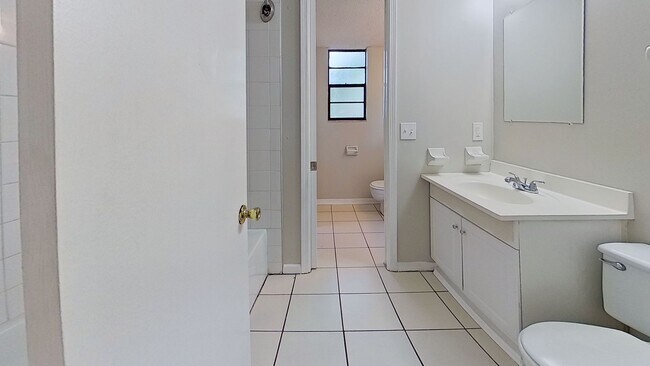 Building Photo - Desirable 2 beds/1.5 bath, first floor uni...