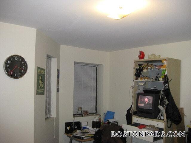 Building Photo - 833 Beacon St