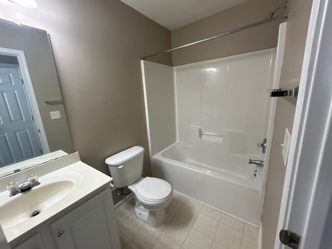 Building Photo - 2 Bed | 2.5 Bath End Unit Townhome in Rale...