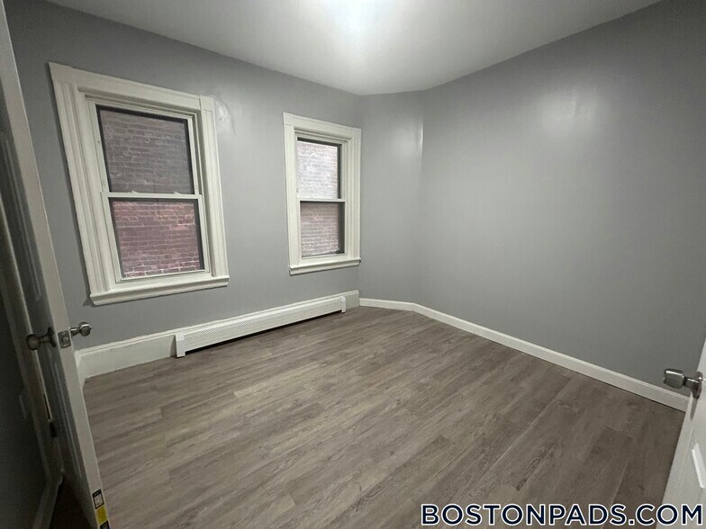 Building Photo - 478 Saratoga St