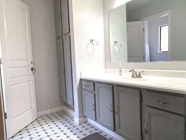 Building Photo - 3 bedroom, 3 bath unfurnished or furnished...