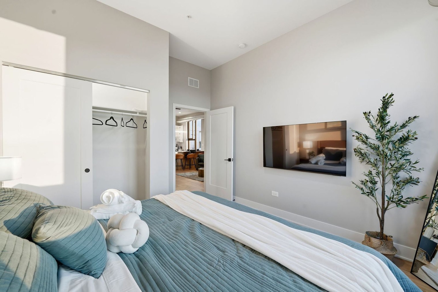 Building Photo - 6044 N Winthrop Ave