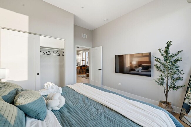 Building Photo - 6044 N Winthrop Ave