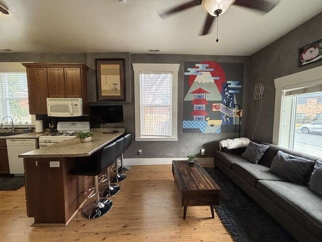 Building Photo - 608 Park St.