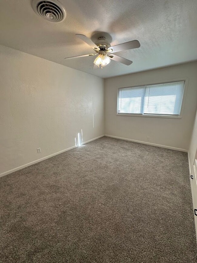 Building Photo - $400 off first months rent!