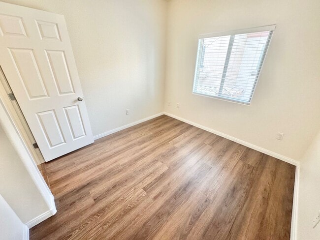 Building Photo - Fully upgraded condo with new flooring, paint, and appliances in Southwest Las Vegas
