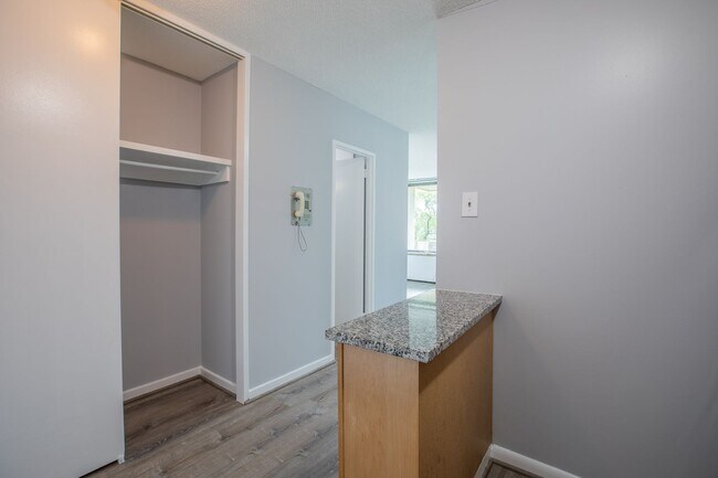 Building Photo - Charming Studio Condo in Southwest Waterfr...