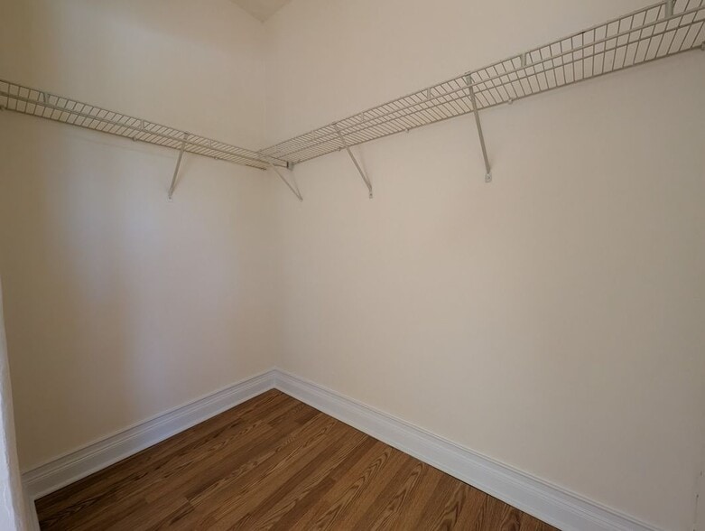 Building Photo - 5417 N Kenmore Ave