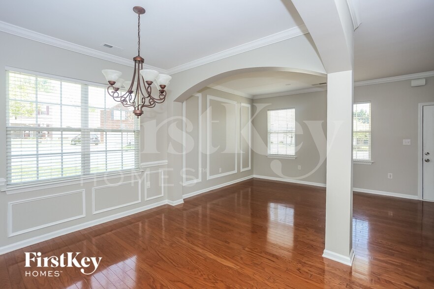 Building Photo - 2300 Silver Run Dr