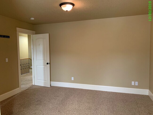 Building Photo - COMING SOON! GORGEOUS Townhome...  LOCATION , LOCATION near Peace Health Hospital