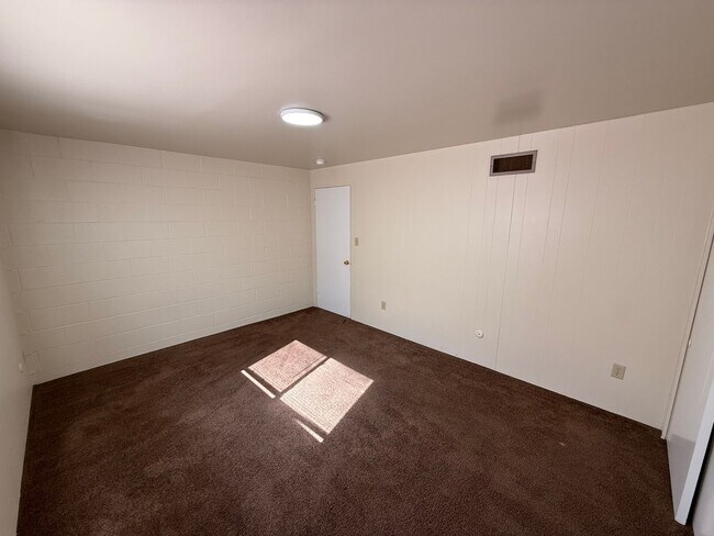 Building Photo - 105 W Northwood Ave