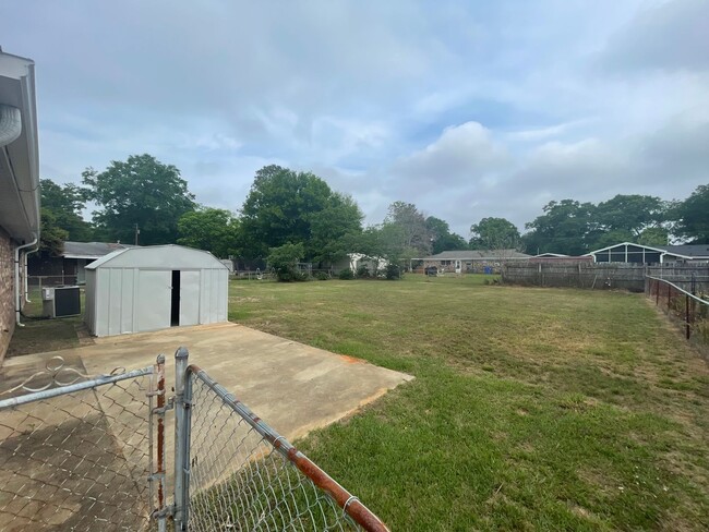 Building Photo - ** 4 Bed 2 Bath Located in Prattville ** C...
