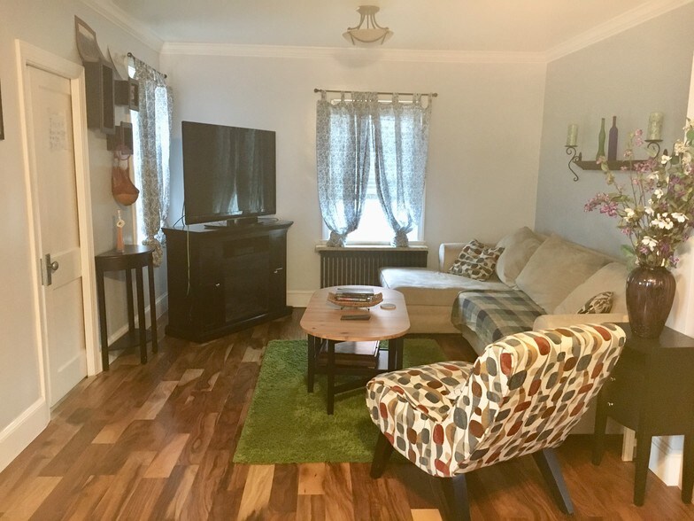 Living room - 402 Jack St