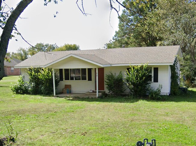 Primary Photo - Great house in Prairie Grove with large yard