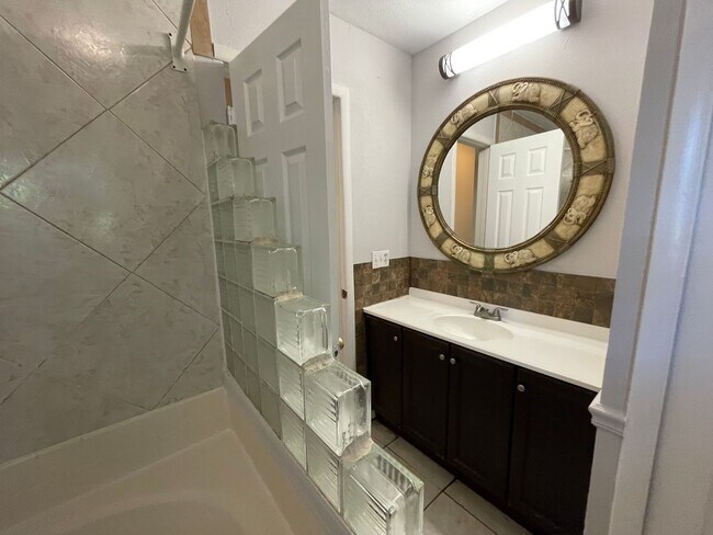 Building Photo - Charming 4 Bedroom, 3 Bathroom Home in Orl...