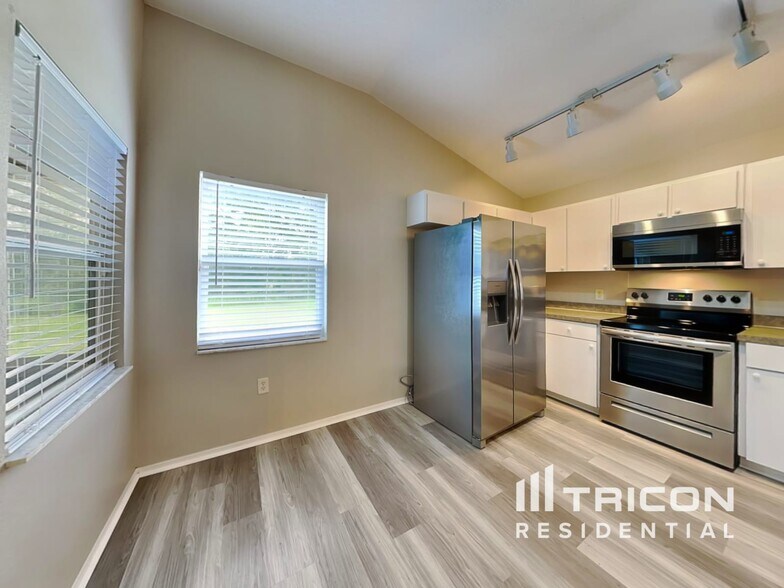 Building Photo - 2118 Deerfield Dr