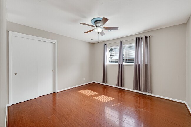 Building Photo - 2319 Blue Willow Dr