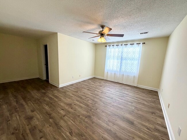 Building Photo - 100 Fairway Hill