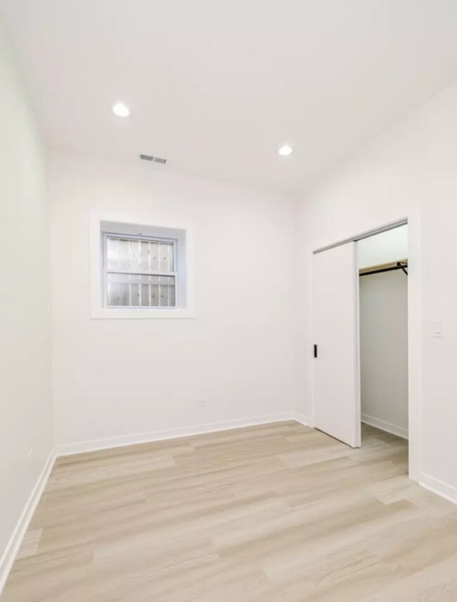 Building Photo - Humboldt Park Gorgeous and Modern 3b/2b
