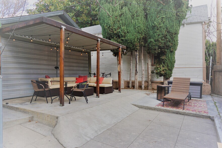 Redwood private patio - 3829 Glenfeliz Boulevard