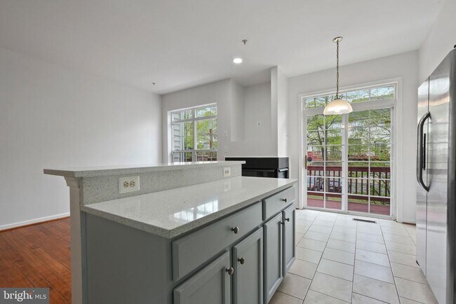 Building Photo - 13044 Town Commons Dr