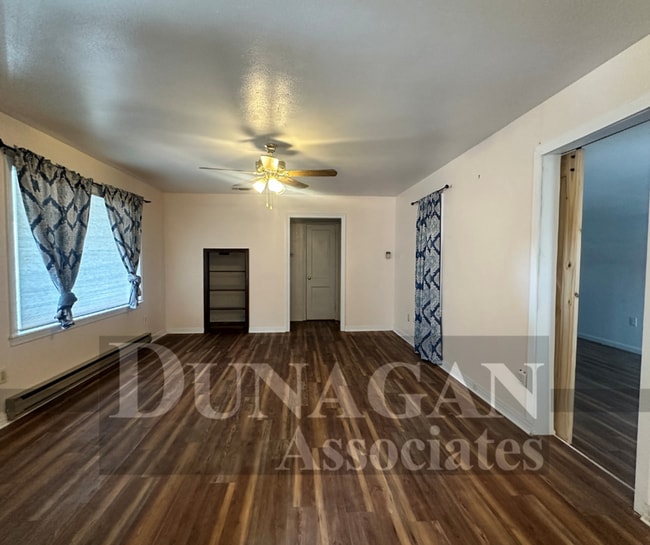 Building Photo - 9/4 @2:00PM SCHEDULED SHOWING 3 Bed 2 Bath...