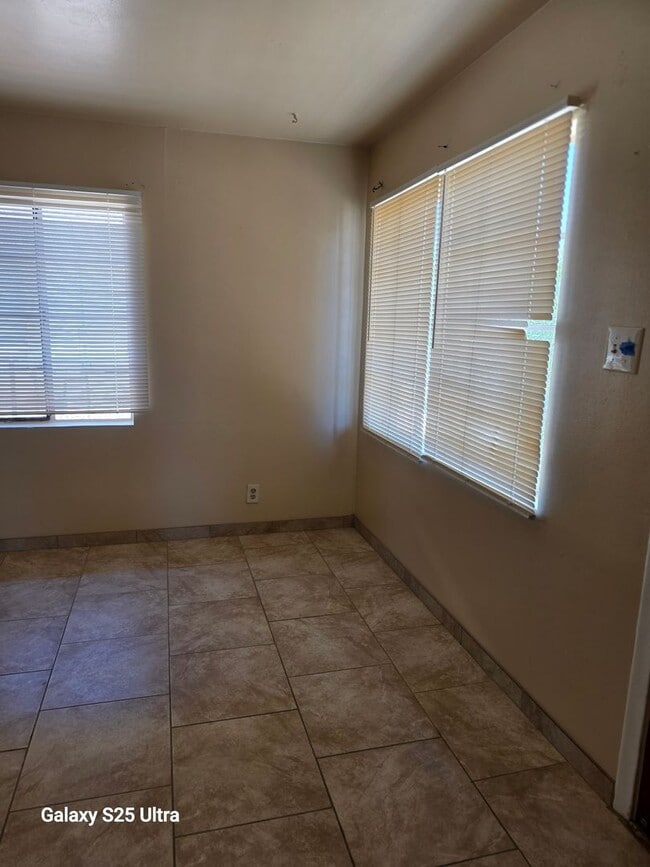 Building Photo - Clean THREE Bedroom Home