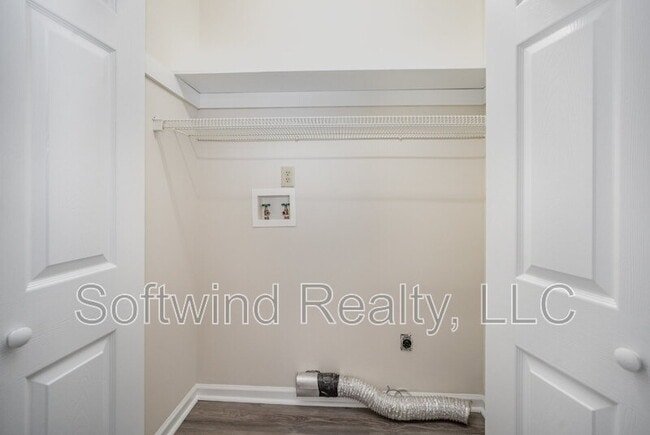 Building Photo - 290 South Cir NW