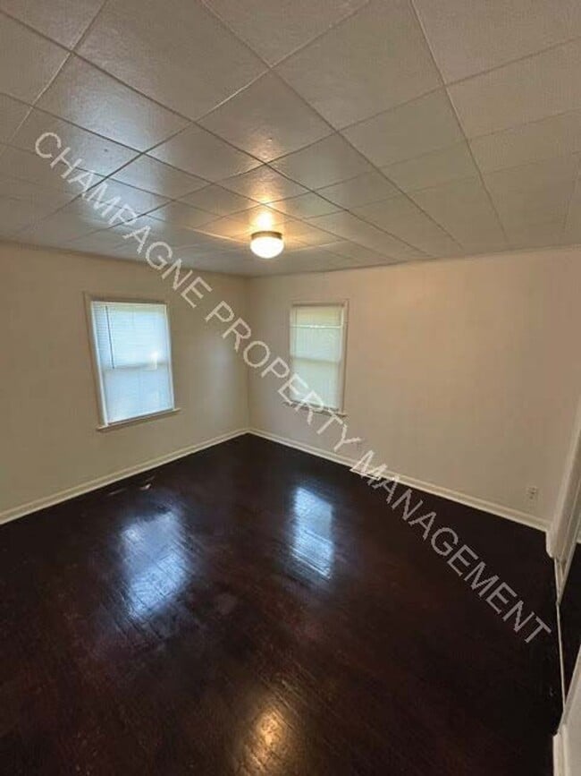 Building Photo - Home in Ruskin Heights