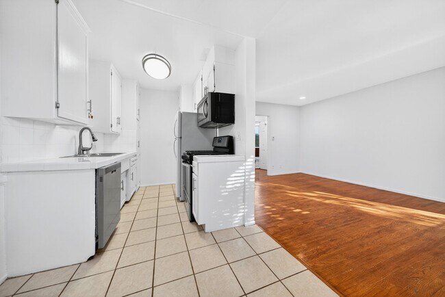 Building Photo - 7459 Hollywood Blvd