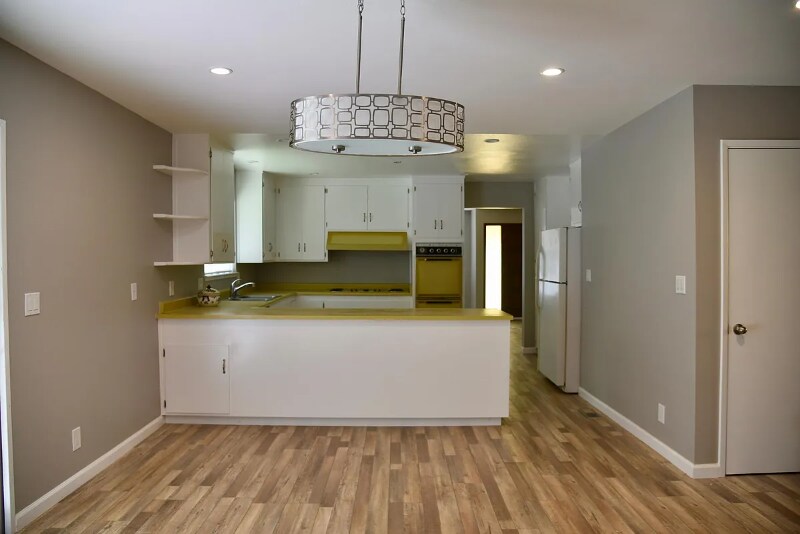 Building Photo - 1600 Main St