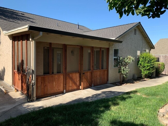 Building Photo - Updated 3 bedroom 2 bathroom close to Meri...