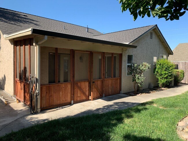 Building Photo - Updated 3 bedroom 2 bathroom close to Meriam Park!