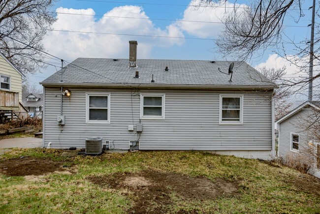 Building Photo - Adorable home in the UNO Aksarben Area