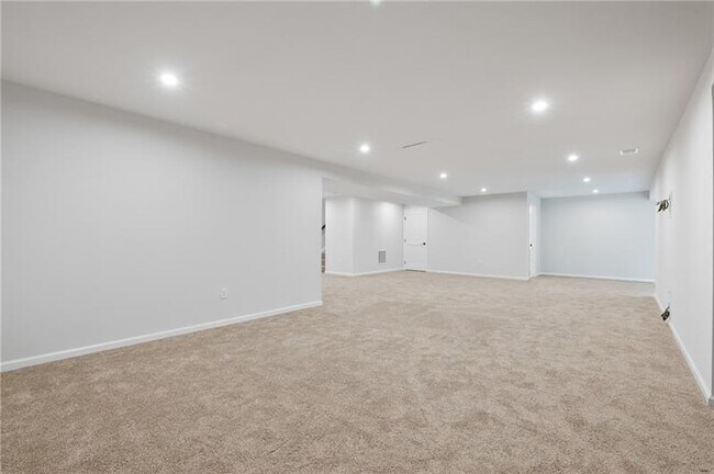 Building Photo - 3005 Eagle Ridge Dr