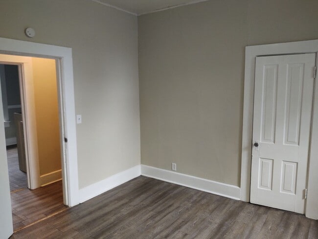 Building Photo - Very Large 4 Bedroom 2 Bath House