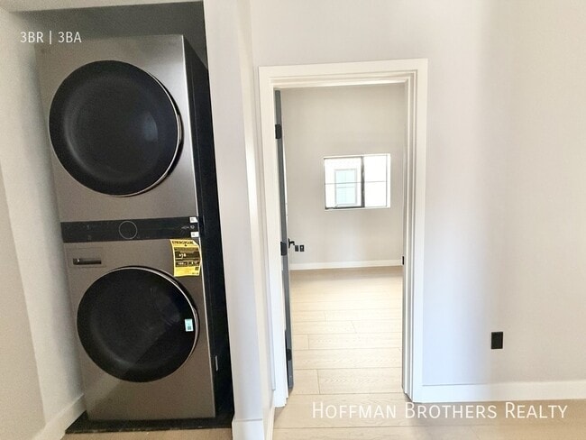 Building Photo - 1249 S Plymouth Blvd