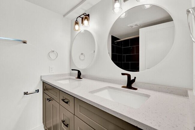 Building Photo - Stunning 3-Bedroom Home with Modern Upgrades in Tulsa