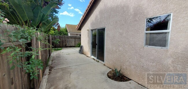 Building Photo - 2 Bedroom Santa Maria home available!