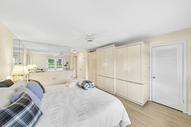 Building Photo - 9285 Vista del Lago