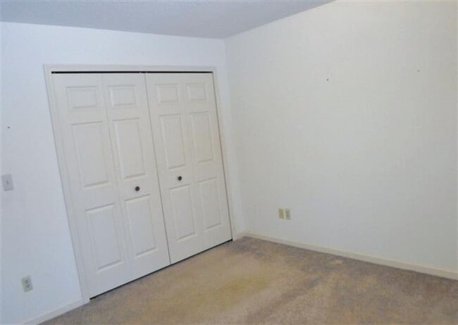 Building Photo - 557 Yorkshire Square