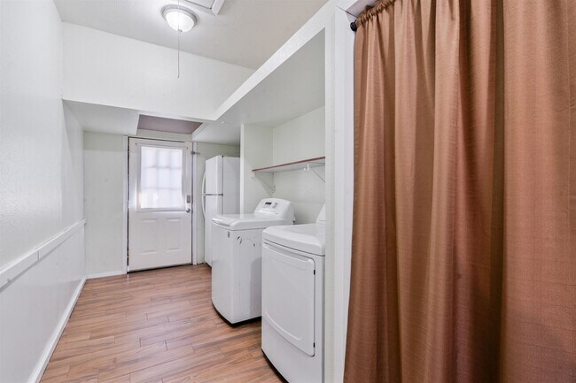 Building Photo - 1301 E 2nd St