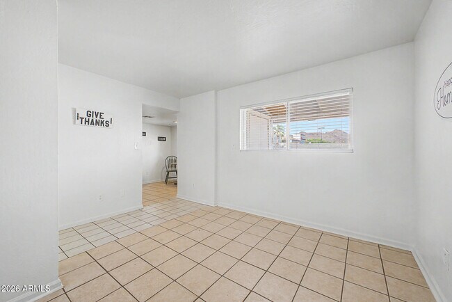 Building Photo - 823 E Carol Ave