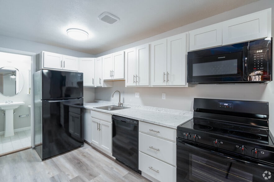 1BR,1BA - 512SF - Kitchen - Jordan Court Apartments