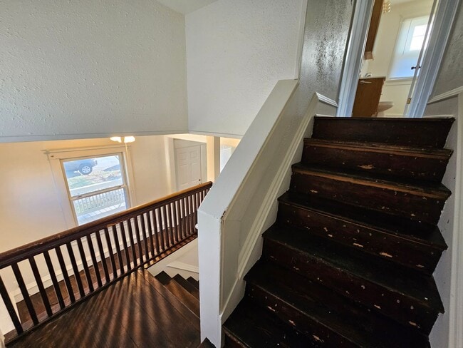 Building Photo - Super cute SE 2 bedroom 1 bath with many u...