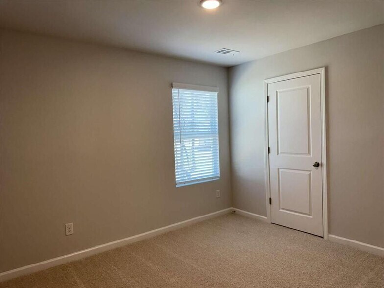 Building Photo - 111 Woodside Ct